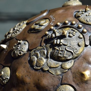 Skulptūra „Žemaitijos gaublys“