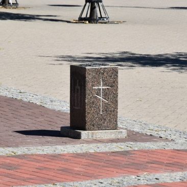 Paminklas „Če vaikystė kėimas nuklegieje“