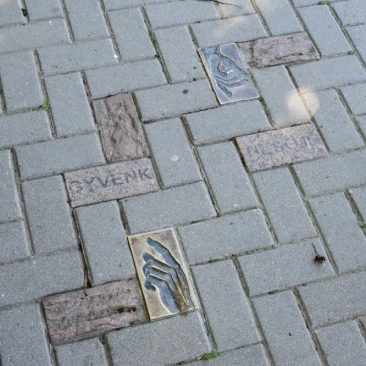 Ženklai miesto grindinyje