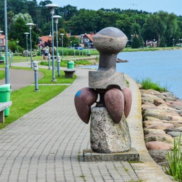 Akmens skulptūrų kompozicija „Žemė ir vanduo“