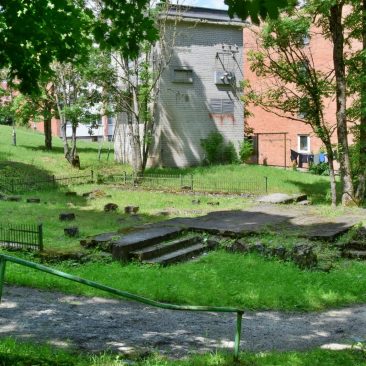 Buvusios koplyčios-bažnyčios pamatai
