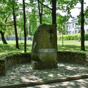 Paminklinis akmuo, žuvusiems 1941 m. Rainių miške