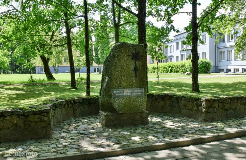 Paminklinis akmuo, žuvusiems 1941 m. Rainių miške