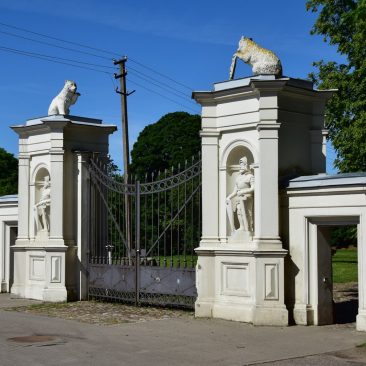 Plungės dvaro parko vartai