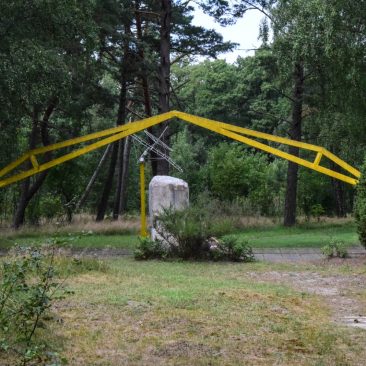 Paminklinis akmuo Nidos sklandymo mokyklai atminti